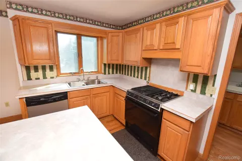 6476 Stonebrook Ln, Flint, MI 48433 photo 4