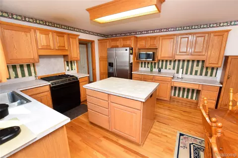 6476 Stonebrook Ln, Flint, MI 48433 photo 2
