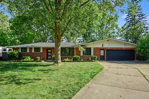 3699 Mark Rd, Waterford, MI 48328