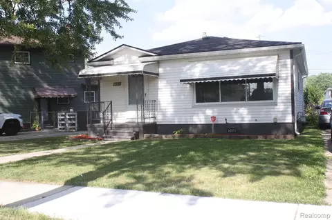 5001 Montfaucon St, Trenton, MI 48183