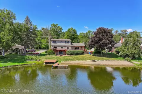 881 Bogie Lake Rd, White Lake, MI 48383