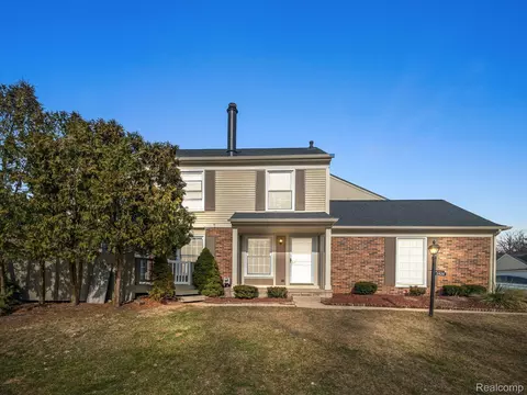 1428 Crescent Ln, Rochester Hills, MI 48306