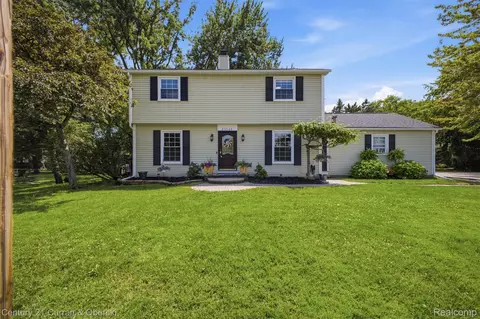26560 Acacia St, Harrison, MI 48045