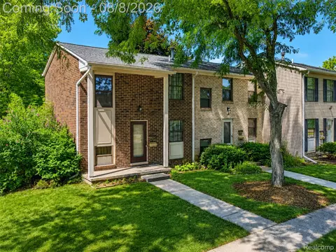 8358 Lakeview Ct, Superior, MI 48198