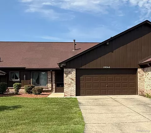 20342 Pine Meadow Dr, Clinton Township, MI 48036