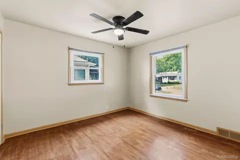 Bedroom - 4722 Birchcrest Dr, Flint, MI 48504 photo 5 of 6