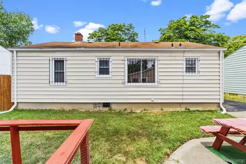 Exterior - 4722 Birchcrest Dr, Flint, MI 48504 photo 4 of 6