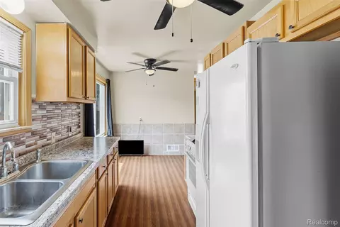 Kitchen - 4722 Birchcrest Dr, Flint, MI 48504 photo 3 of 3
