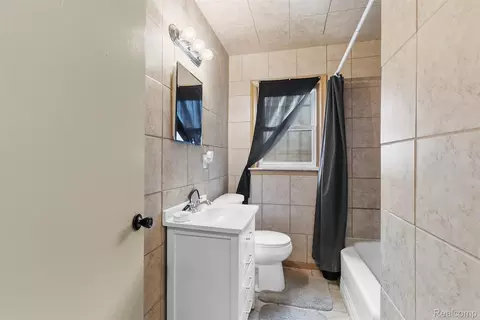 Bath - 4722 Birchcrest Dr, Flint, MI 48504 photo 1 of 2