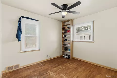 Bedroom - 4722 Birchcrest Dr, Flint, MI 48504 photo 3 of 6