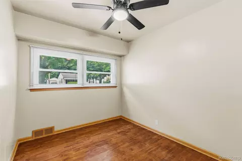 Bedroom - 4722 Birchcrest Dr, Flint, MI 48504 photo 1 of 6
