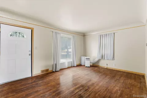 Living - 4722 Birchcrest Dr, Flint, MI 48504 photo 2 of 3
