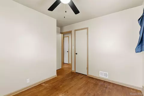 Bedroom - 4722 Birchcrest Dr, Flint, MI 48504 photo 4 of 6