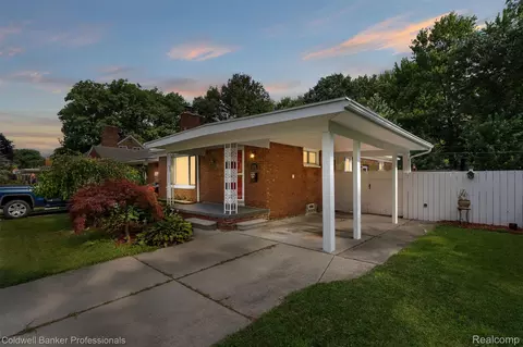 22101 Mauer St, Saint Clair Shores, MI 48080
