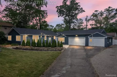 4174 Bunker Ave, West Bloomfield, MI 48323