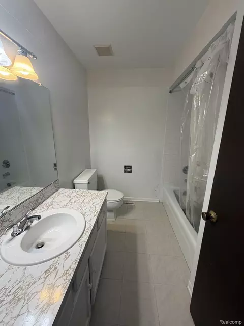 Bath - 2249 Belle Meade Dr, Davison, MI 48423 photo 3 of 3