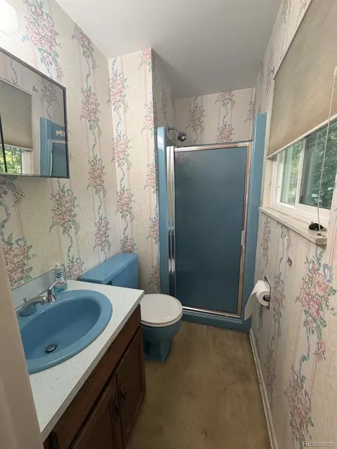 Bath - 2249 Belle Meade Dr, Davison, MI 48423 photo 2 of 3