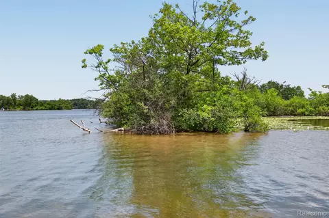 Vac Island On Pontiac Lake, White Lake, MI 48386