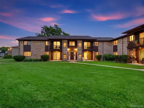 270 E 13 Mile Rd #34, Madison Heights, MI 48071