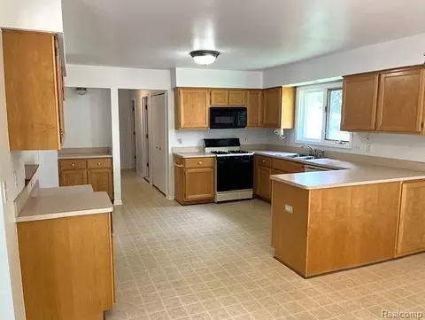 Kitchen - 45926 Riverview Ct, Macomb, MI 48044 photo 2 of 2