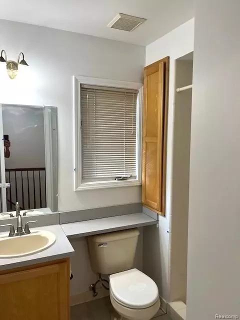 Bath - 45926 Riverview Ct, Macomb, MI 48044 photo 1 of 2