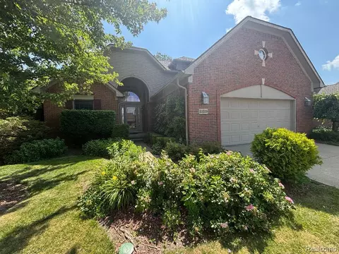 33329 Crooks St, Brownstown, MI 48173