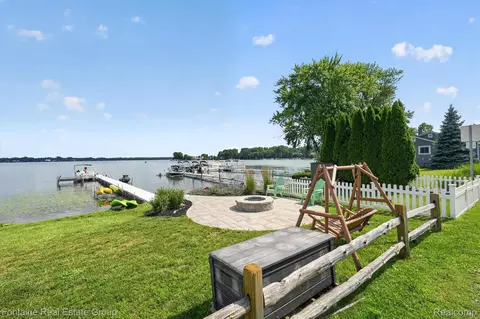 240 Rosebud Ct, Walled Lake, MI 48390