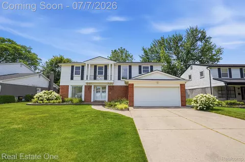 21455 Independence Dr, Southfield, MI 48076