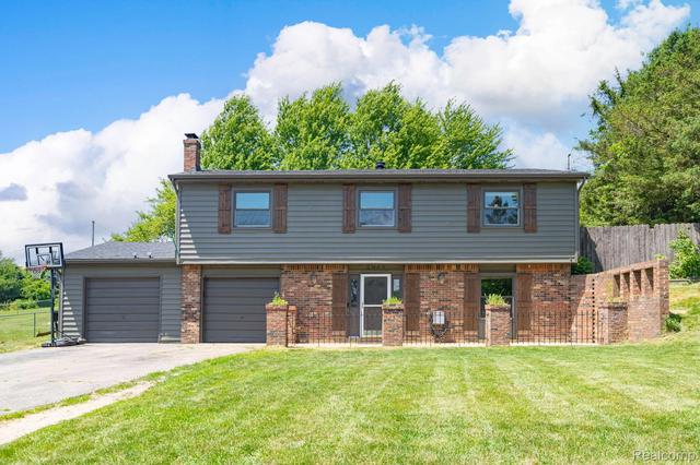 4069 Loch Dr, Highland, MI 48357