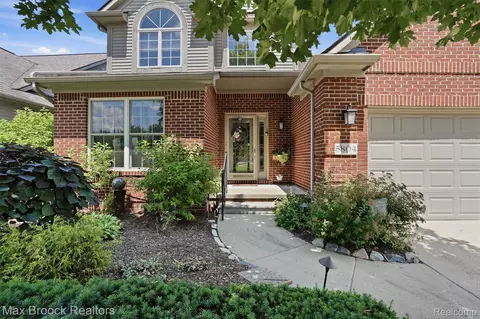 5804 S Windstar Cir #22, Waterford, MI 48327