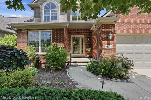 5804 S Windstar Cir #22, Waterford, MI 48327