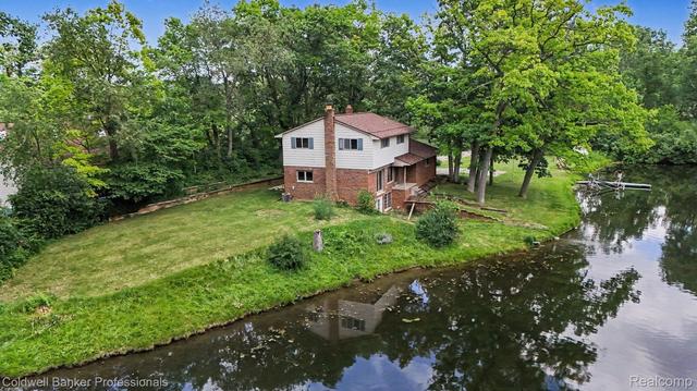 8965 Sherwood Dr, Springfield, MI 48350