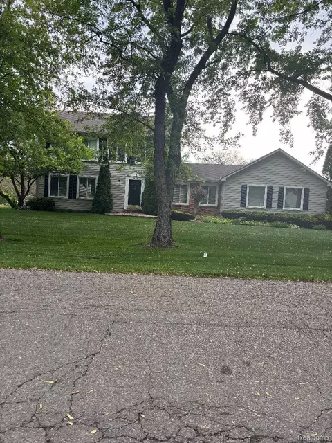 36715 Paddock Dr, Clinton Township, MI 48035