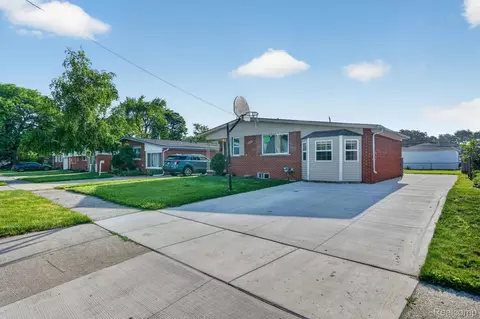 30534 Hennigan St, Roseville, MI 48066