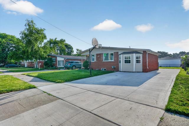 30534 Hennigan St, Roseville, MI 48066