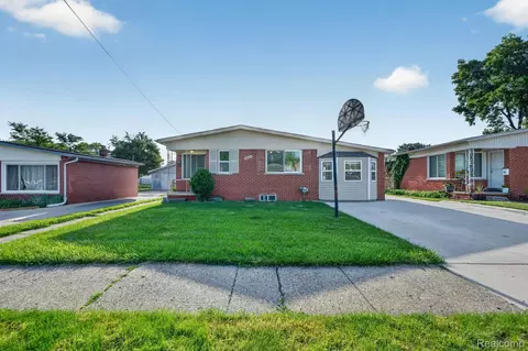 30534 Hennigan St, Roseville, MI 48066