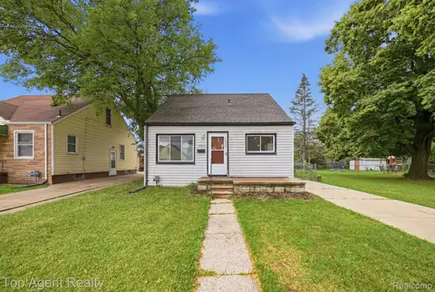 28553 Pinehurst St, Roseville, MI 48066