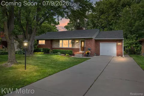 20665 Woodcrest St, Harper Woods, MI 48225