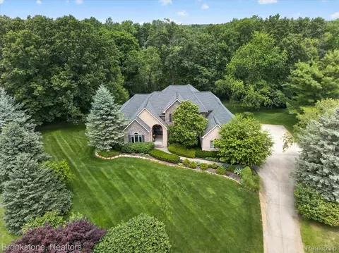 1330 Corey Cv, White Lake, MI 48383