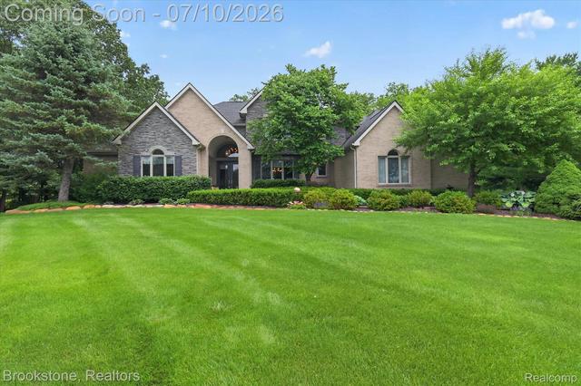 1330 Corey Cv, White Lake, MI 48383