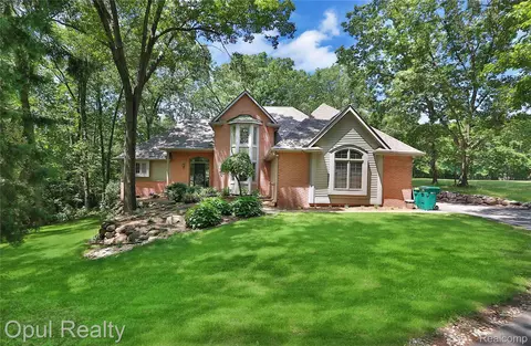 7725 Partridge Hill Dr, Brighton, MI 48116