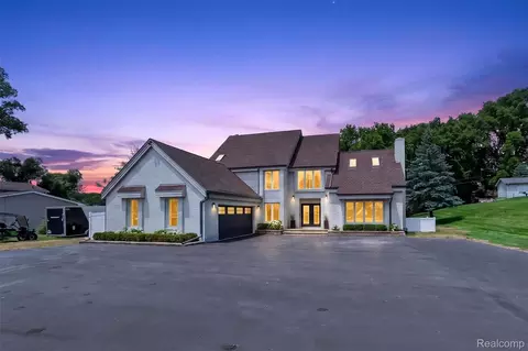 5136 Commerce Rd, West Bloomfield, MI 48324