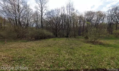 1132 N Lemen St, Fenton, MI 48430