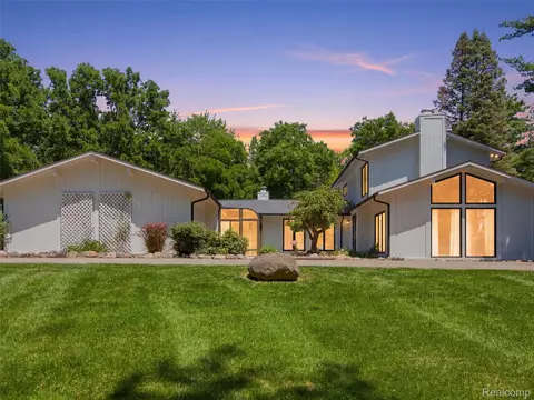 670 W Snell Rd, Oakland, MI 48306