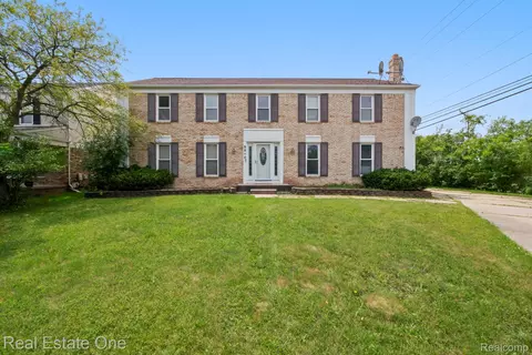 5510 Greenbriar Dr, West Bloomfield, MI 48322