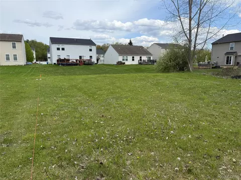 59 Lochaven Rd, Waterford, MI 48327