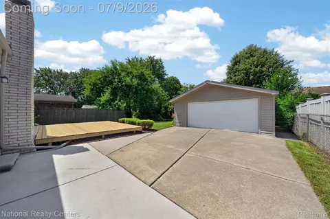 40925 Mcnamara Dr, Clinton Township, MI 48038