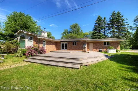 3125 W Commerce Rd, Milford, MI 48380