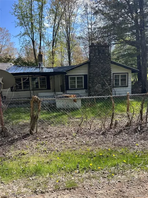 242 Hickory St, Hay, MI 48624 photo 3