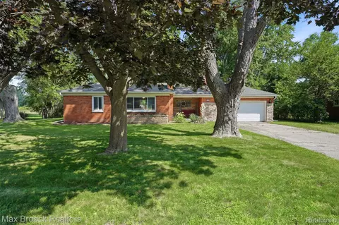 2444 Anders Dr, Waterford, MI 48329